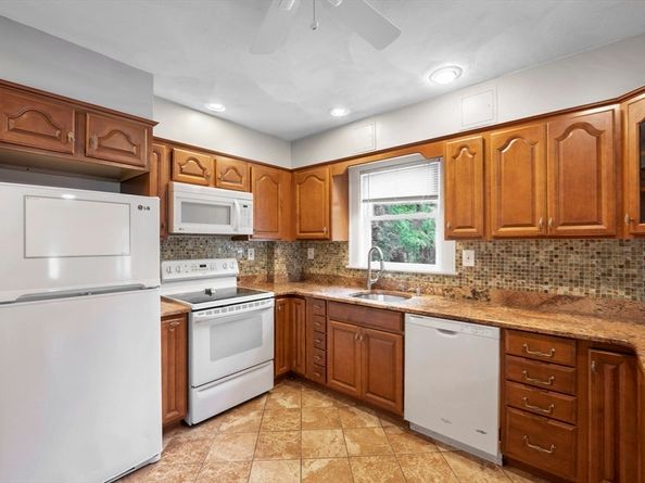 589 Sunderland Rd, Worcester MA 01604