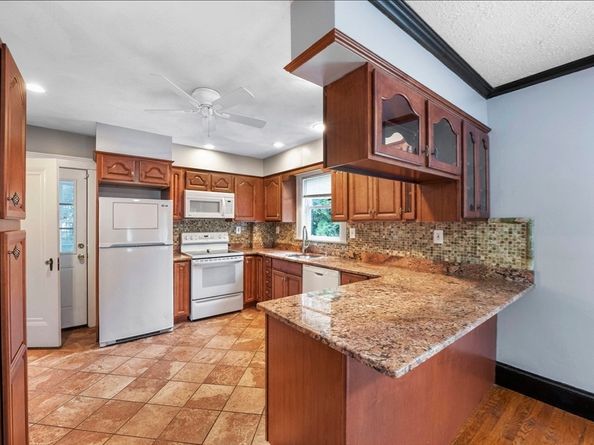 589 Sunderland Rd, Worcester MA 01604