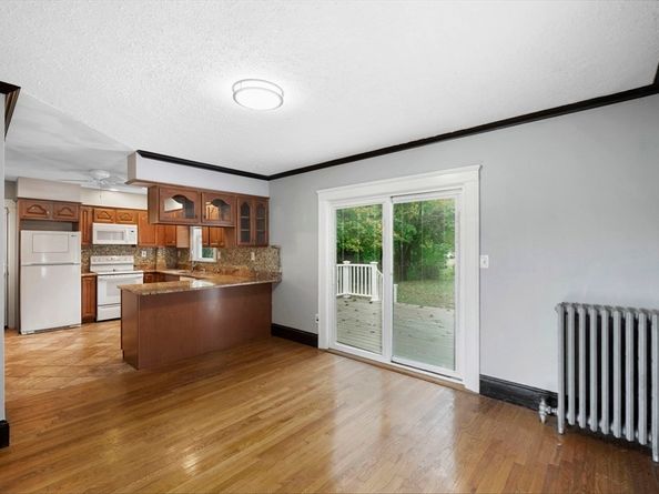 589 Sunderland Rd, Worcester MA 01604