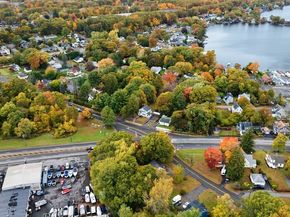 589 Sunderland Rd, Worcester MA 01604