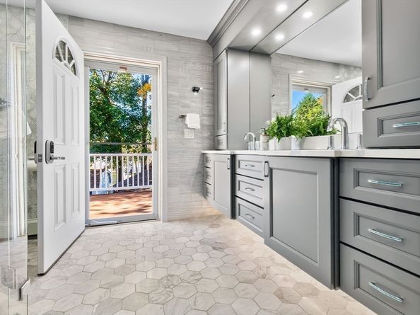 97 Oak St, Stoneham MA 02180