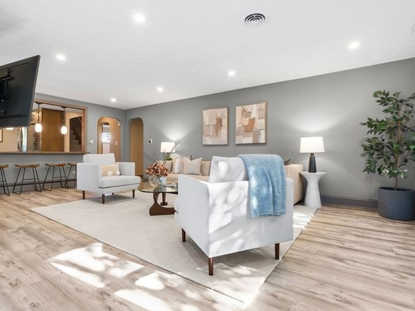 97 Oak St, Stoneham MA 02180