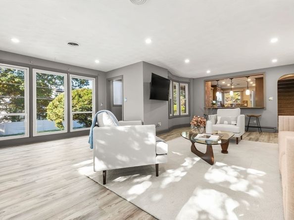 97 Oak St, Stoneham MA 02180