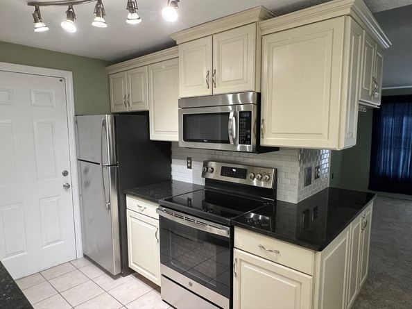 12 Walden Dr 19, Natick MA 01760