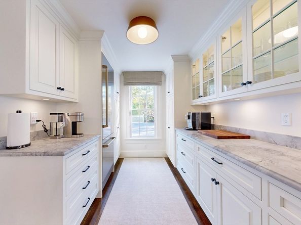67 Farm St, Dover MA 02030