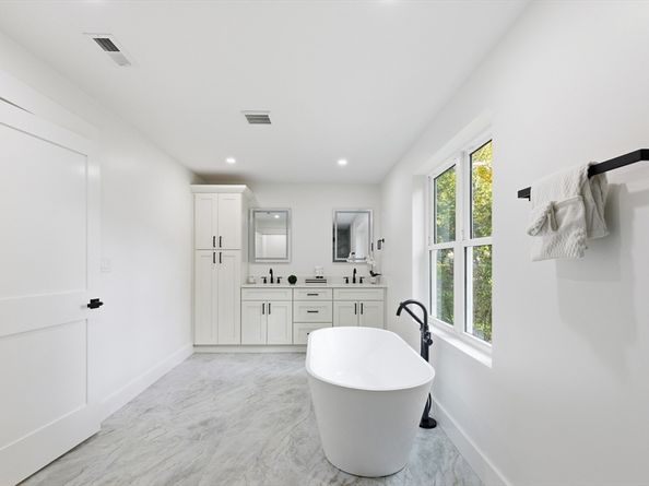 20 Pine Hill Rd, Lynnfield MA 01940