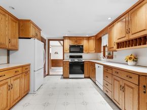 1 Red Coach Road, Hamilton MA 01982