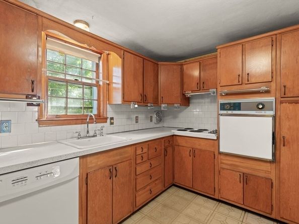 7 Debra Ln, Framingham MA 01701