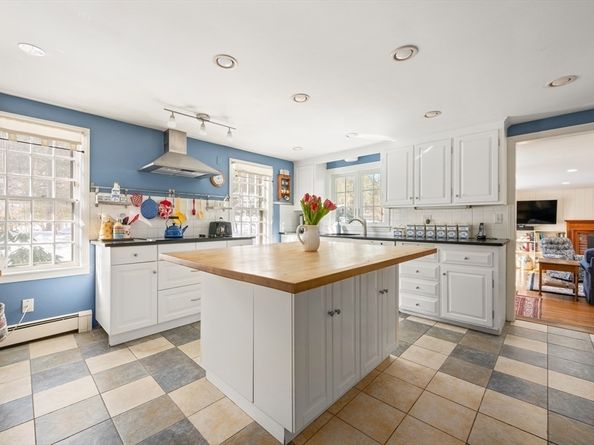 6 Brewster Rd, Wayland MA 01778