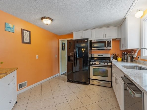 2 Edith Rd, Hudson MA 01749