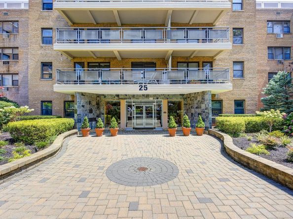25 Park Place 3P, Great Neck NY 11021