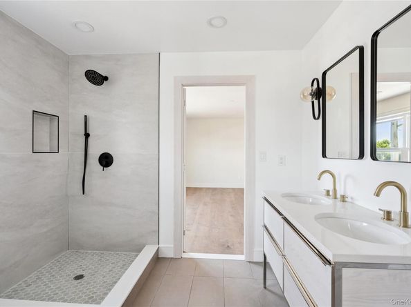 775 S 9th Street, Lindenhurst NY 11757