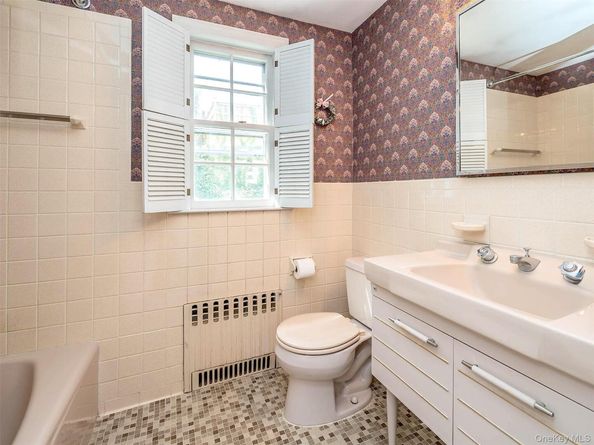 43 Amherst Road, Port Washington NY 11050