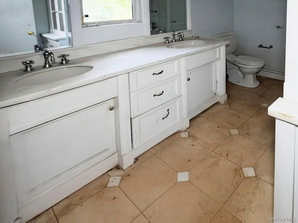 6 Bostwick Lane, Old Westbury NY 11568