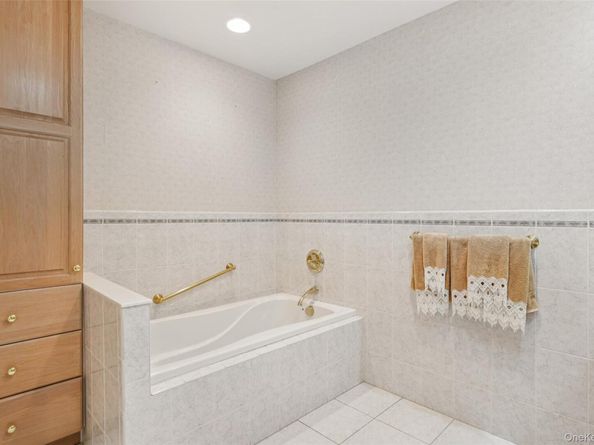 1534 Broadway 202, Hewlett NY 11557