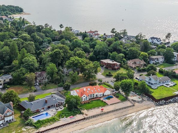 31 Westland Drive, Glen Cove NY 11542