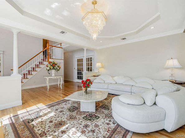 3 Kohlsaat Court, Smithtown NY 11787