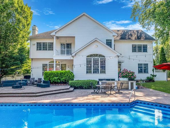 3 Kohlsaat Court, Smithtown NY 11787
