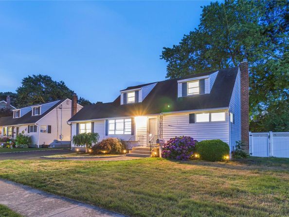 6 Pompano Lane, Massapequa Park NY 11762