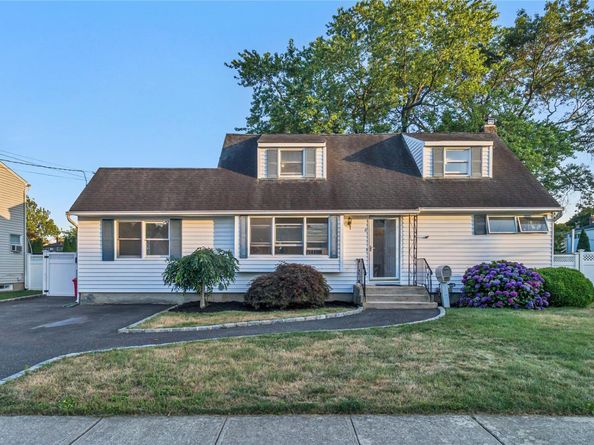 6 Pompano Lane, Massapequa Park NY 11762