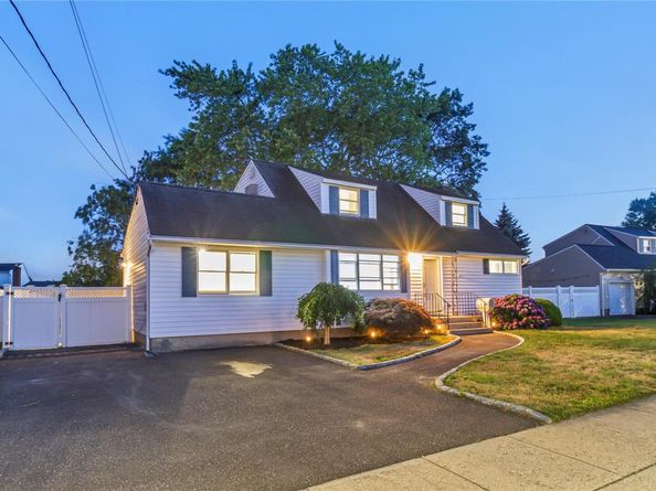 6 Pompano Lane, Massapequa Park NY 11762