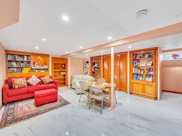 9 Waverly Place, Valley Stream NY 11580