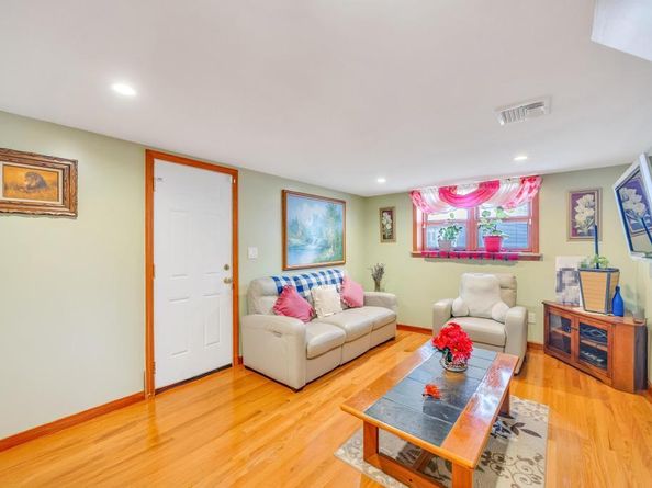 9 Waverly Place, Valley Stream NY 11580