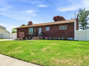 21 Robbins Street, Lindenhurst NY 11757