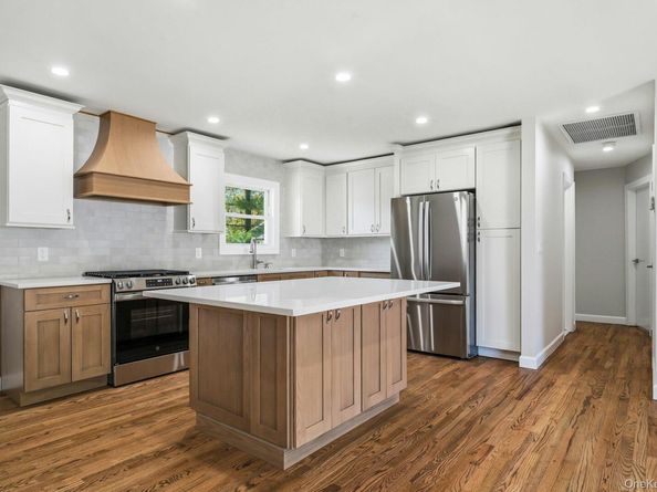 21 Robbins Street, Lindenhurst NY 11757