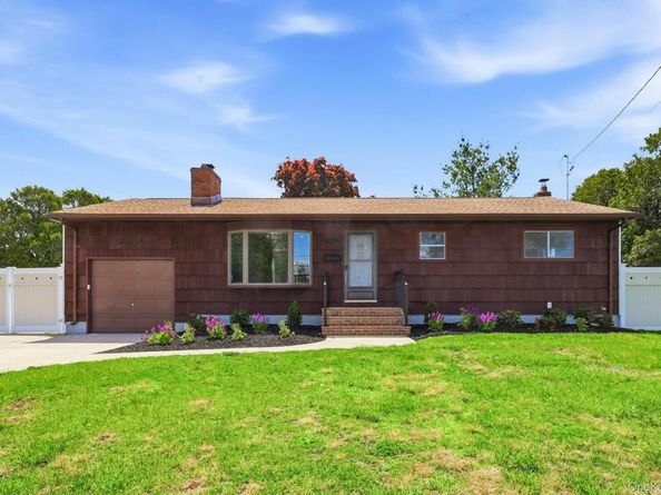 21 Robbins Street, Lindenhurst NY 11757