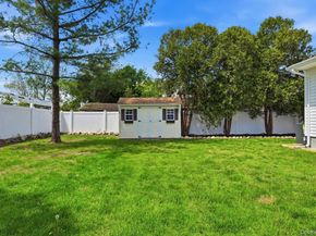 21 Robbins Street, Lindenhurst NY 11757