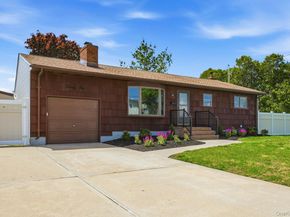 21 Robbins Street, Lindenhurst NY 11757