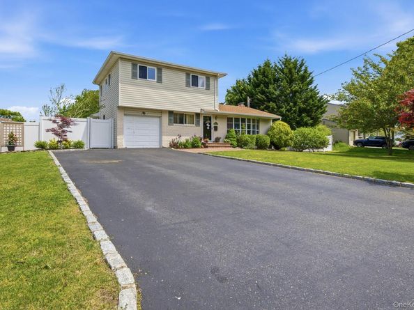 23 Riverdale Drive, Oakdale NY 11769