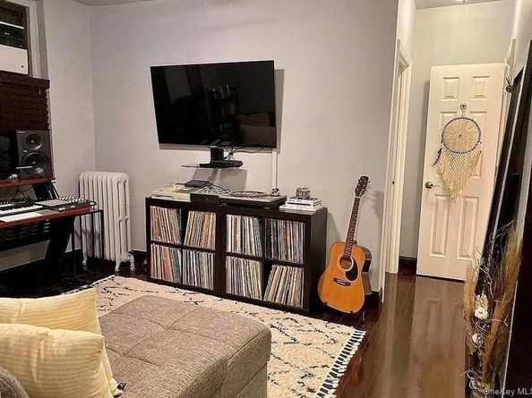 21-06 35th Street 1B, Astoria NY 11105