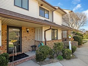 82 Cottonwood Ct. 82, Wantagh NY 11793