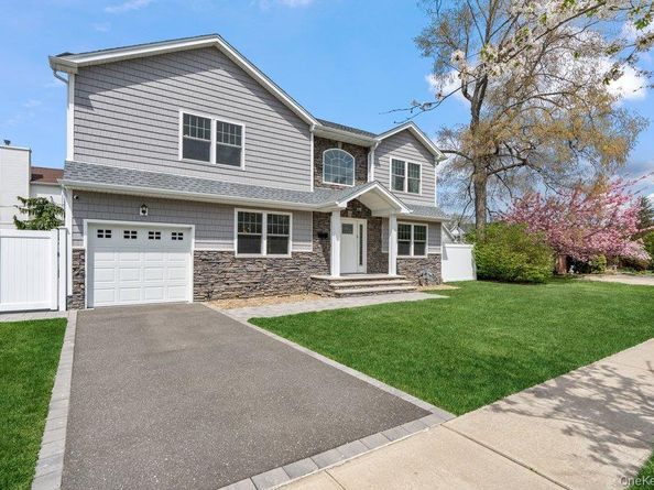 53 Surrey Lane, Plainview NY 11803
