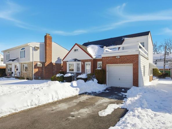 54 Aberdeen Road, New Hyde Park NY 11040