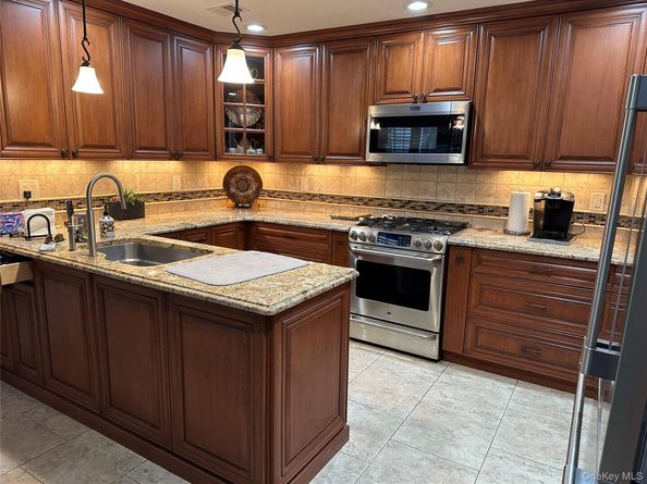 185 Colony Drive N, Holbrook NY 11741