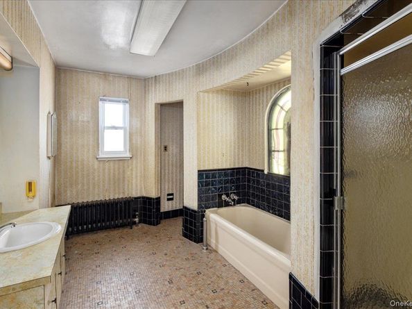 141-32 Grand Central Parkway, Briarwood NY 11435