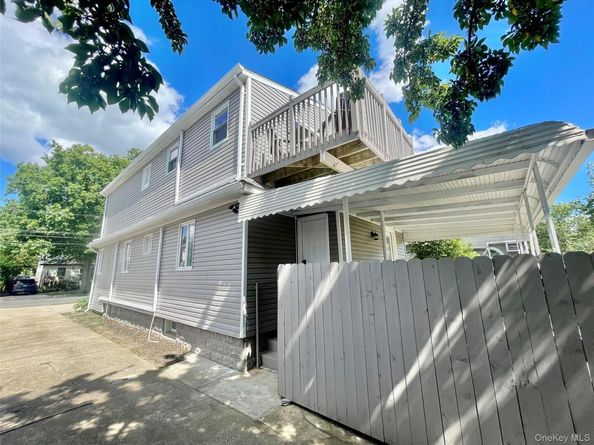 32 Beechwood Street, Farmingdale NY 11735