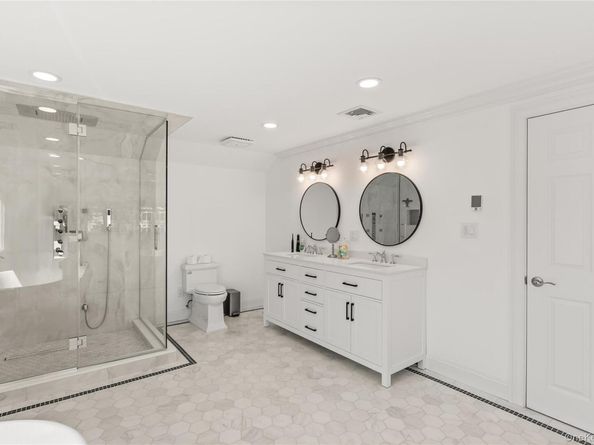 173 Tahlulah Lane, West Islip NY 11795