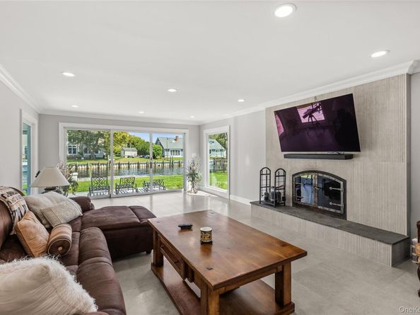 173 Tahlulah Lane, West Islip NY 11795