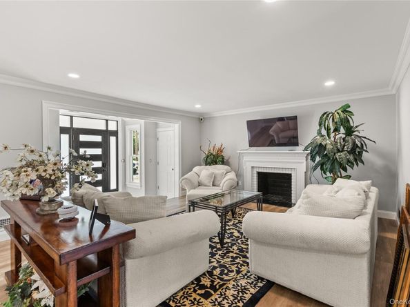173 Tahlulah Lane, West Islip NY 11795