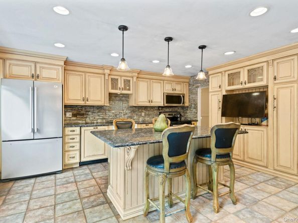 74 Tuscarora Drive, Centerport NY 11721