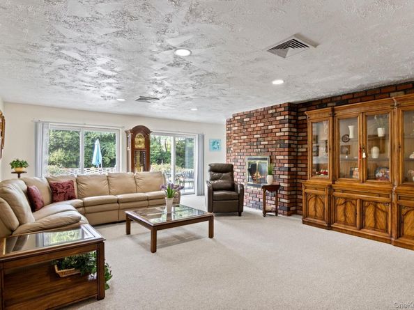 137 Burr Rd, East Northport NY 11731
