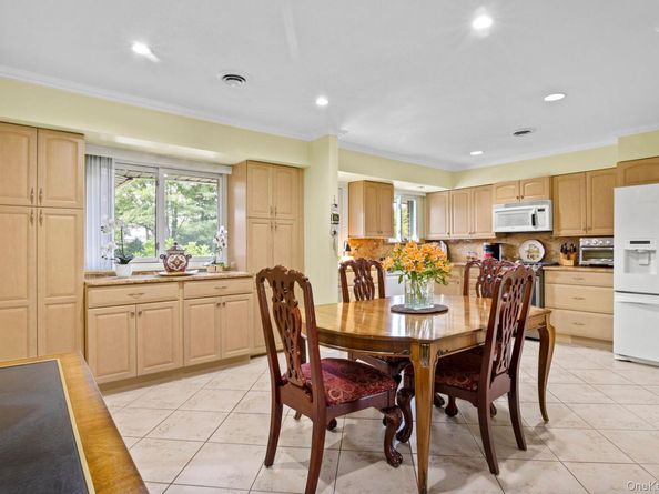 137 Burr Rd, East Northport NY 11731
