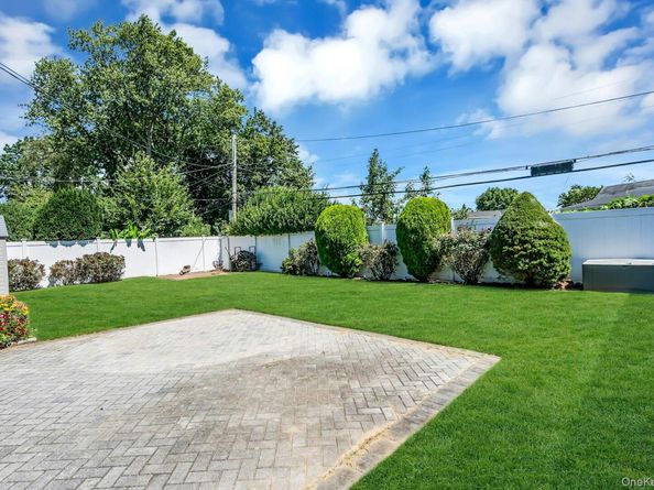 7 Tanager Lane, Levittown NY 11756