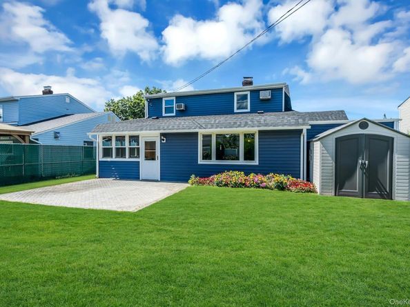 7 Tanager Lane, Levittown NY 11756