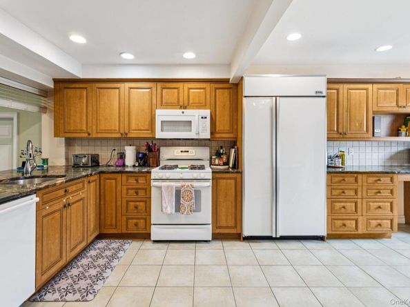 1267 Sturlane Place, Hewlett NY 11557