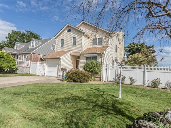 102 Vale Court, New Hyde Park NY 11040